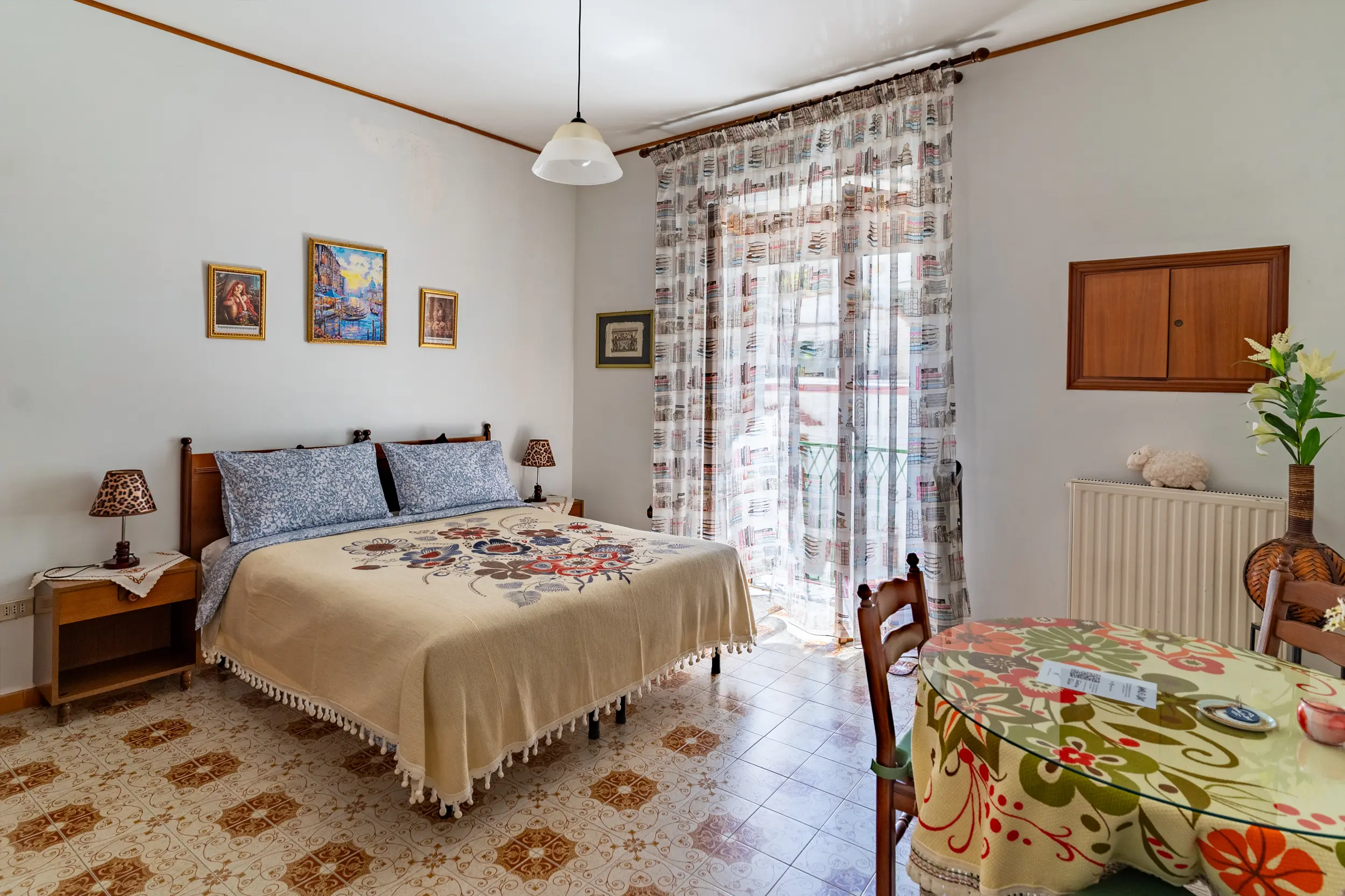 Room in center photo