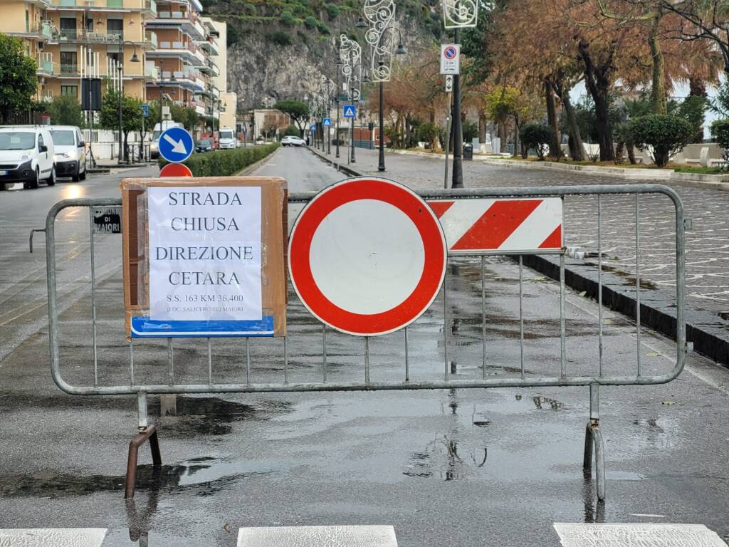 Frana sulla Statale Amalfitana: strada chiusa a Vietri sul Mare
