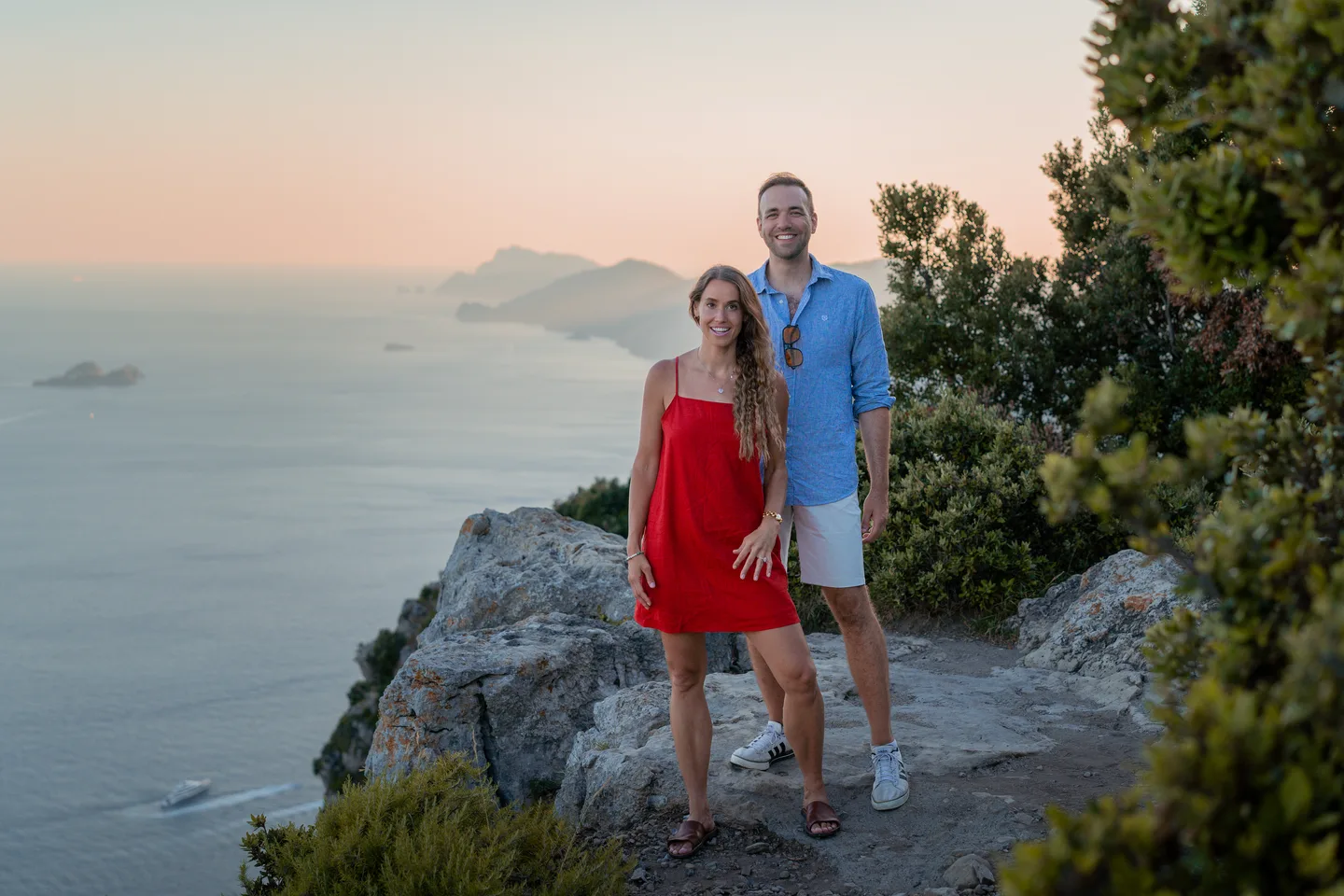A wide portrait of the couple on the Path of the Gods