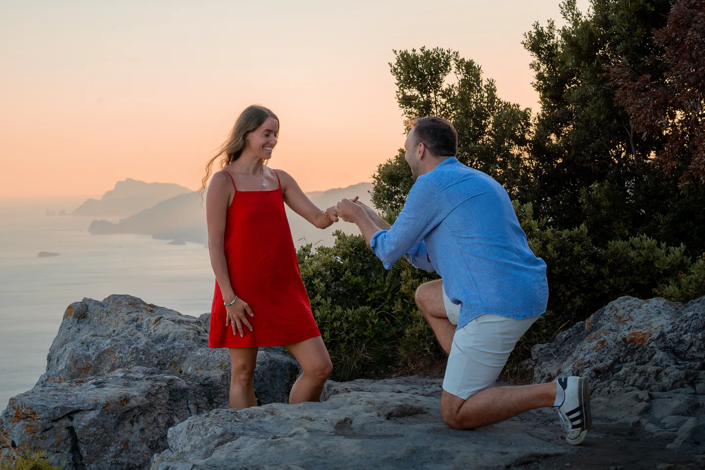 The couple holding hands during the proposal portraits
