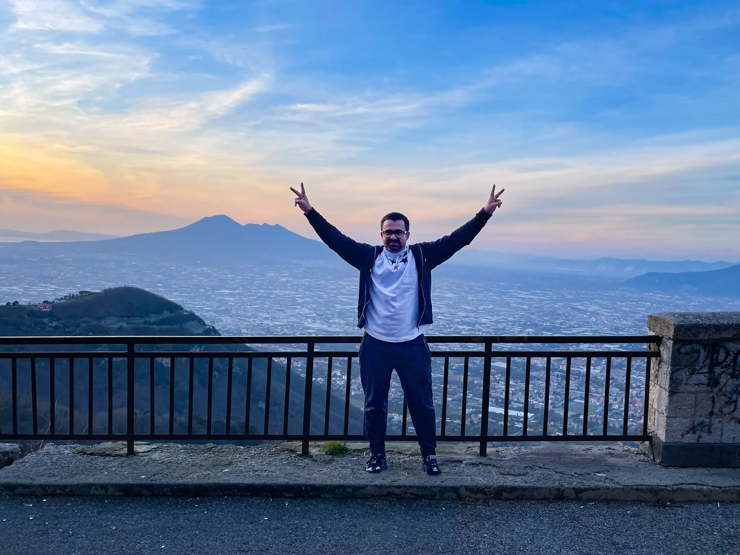 Guest at the Chiunzi Pass viewpoint at sunset